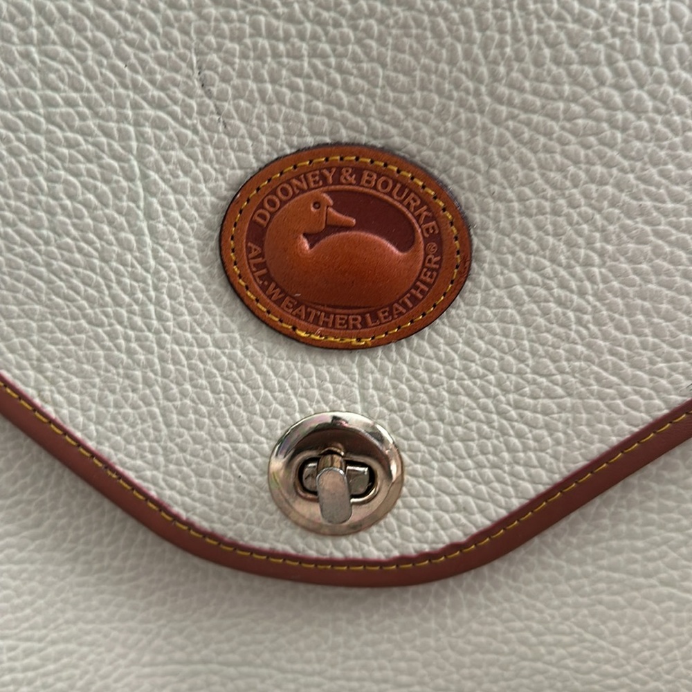 GENUINE VINTAGE DOONEY AND BOURKE CREAM COLORED MESSENGER BAG ENVELOPE STYLE - Picture 2 of 7